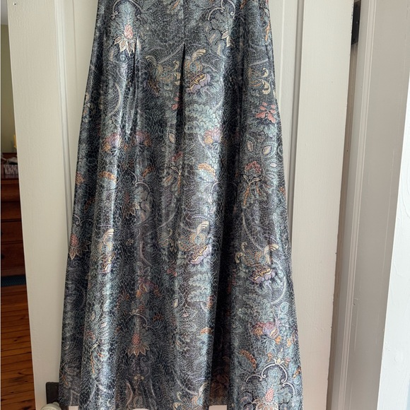 Elegant Gray Patterned Women's Skirt - Picture 2 of 3